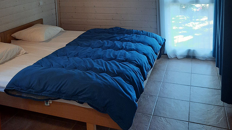 Chambre avec lit double et salle de bain chalet 6 à 8 personnes