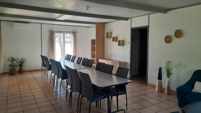 Dining room of the gîte Les Oliviers