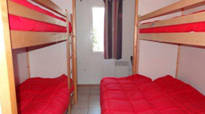 Bedroom with bunk beds of the gîte Les Oliviers