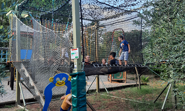 Aire de jeux pour enfants avec structure en bois