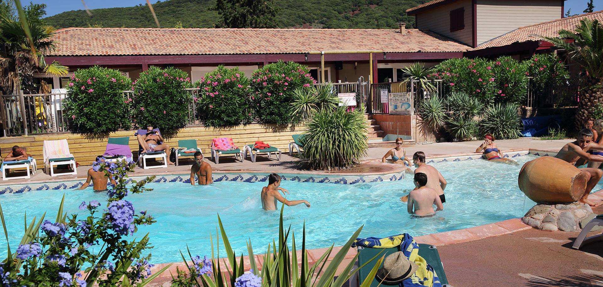 Piscine du village de gîte le relais du Salagou