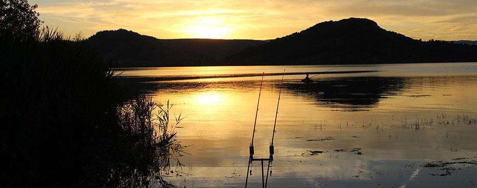 Pêche dans le lac du Salagou