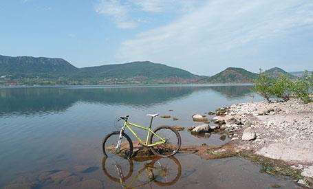 Randonnée en VTT au lac du Salagou