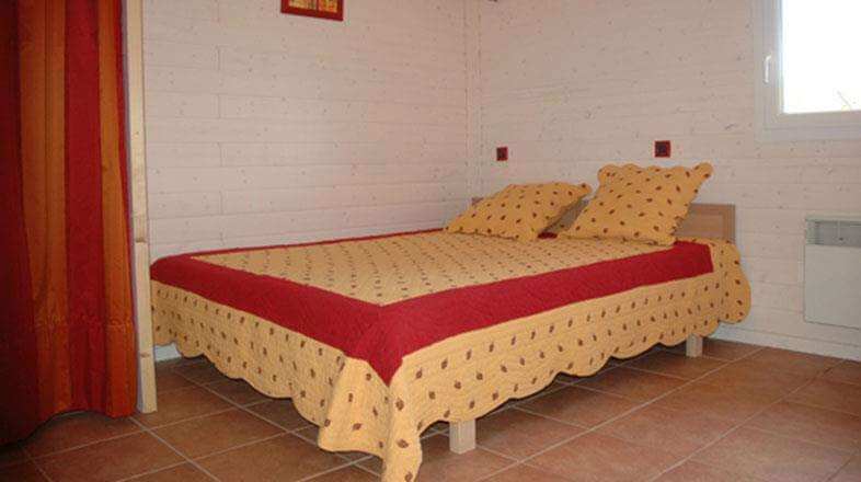 Bedroom with double bed chalet PRM Lavande