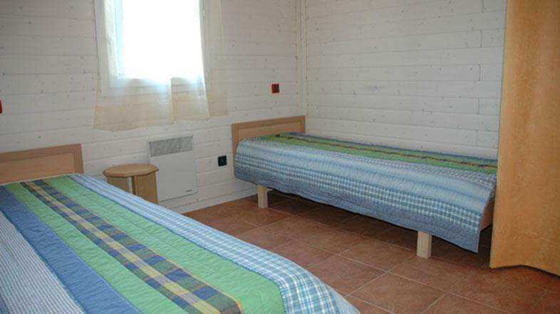 Bedroom with single beds Cchalet PRM Lavande