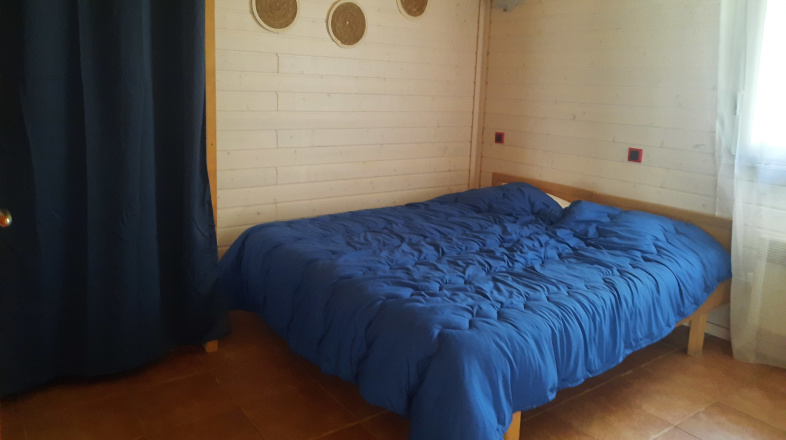 Bedroom with double bed chalet PRM Lavande
